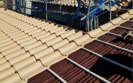 montaje de onduline bajo teja en parla, madrid